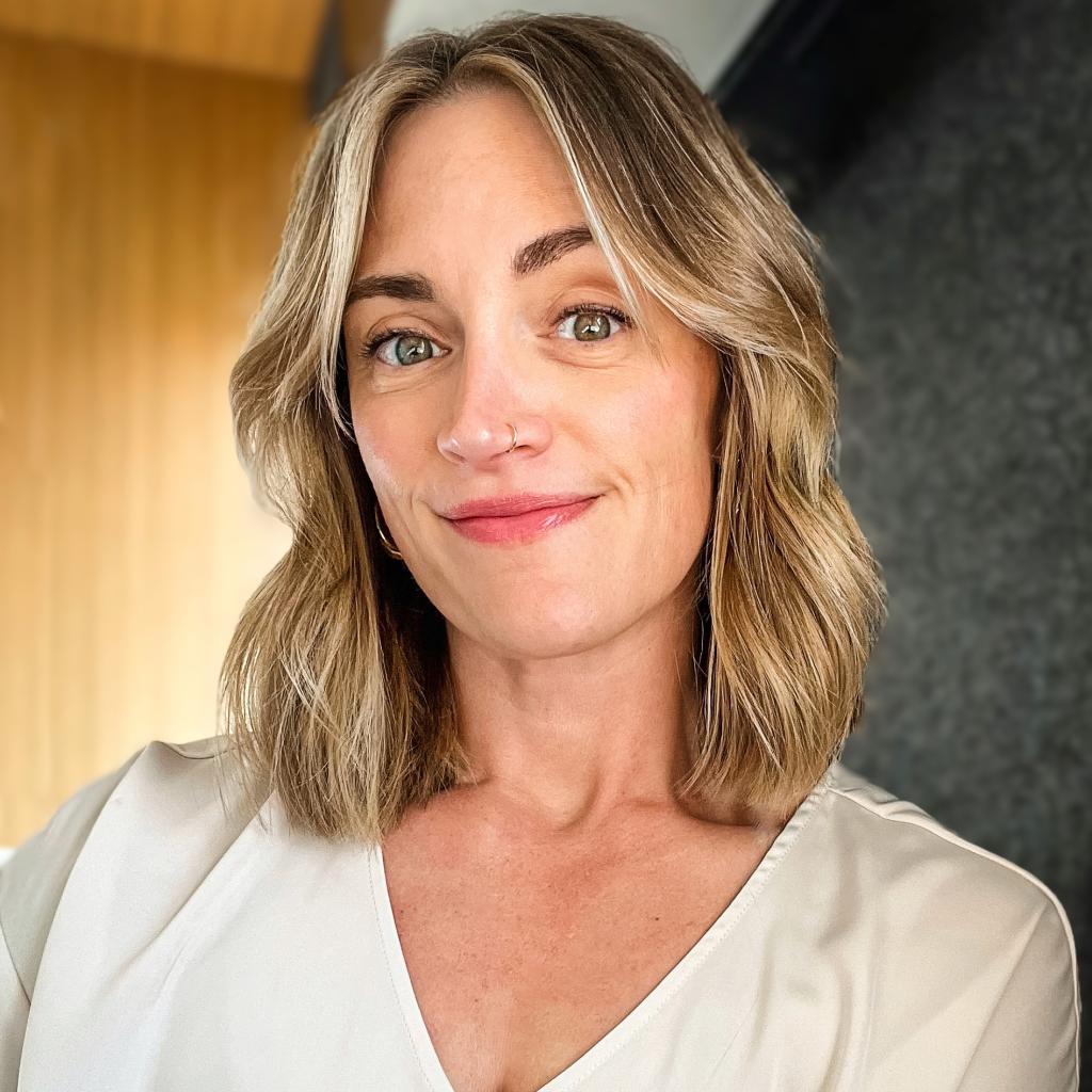 Headshot of Jennifer Armstrong